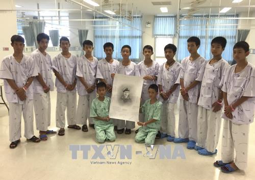  Giải cứu đội bóng thiếu niên Thái Lan: Các thành viên đội bóng được xuất viện ảnh 1